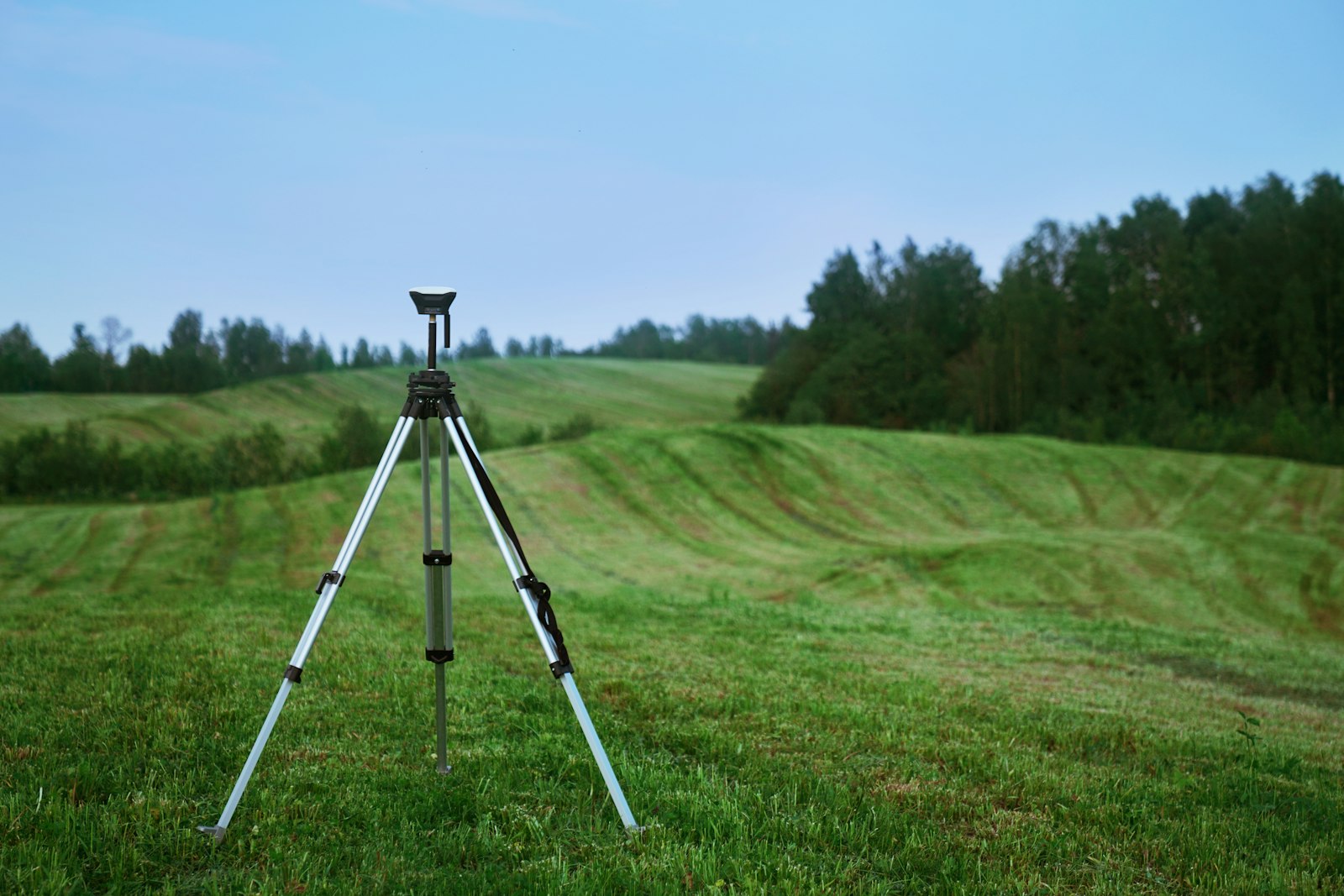 Surveying equipment capturing point cloud data